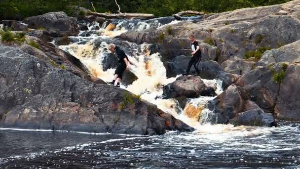 Niños saltando sobre la cascada — Vídeos de Stock