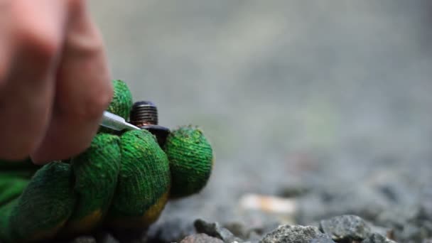 Riparazione auto Cambiare guarnizione di rame a Bung olio motore — Video Stock