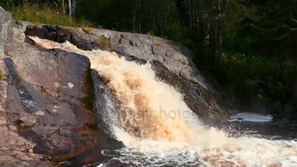 Vattenfallet nära Suojarvi i Karelen, Ryssland — Stockvideo