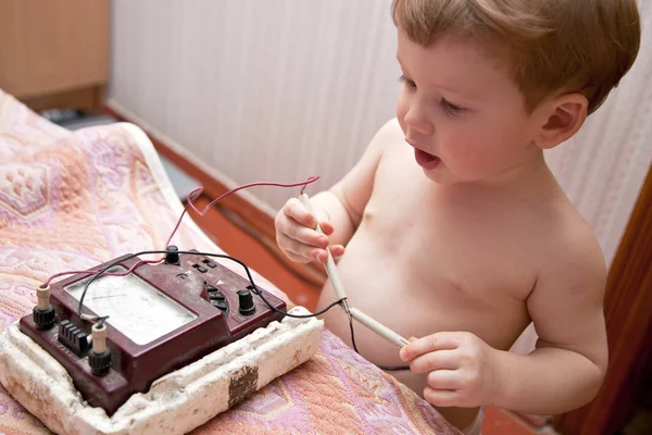 Söt liten pojke Upptäck mätning — Stockfoto