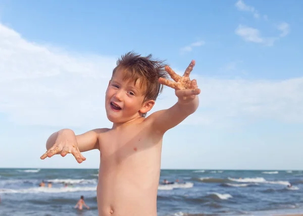 Gelukkige jongen plezier op de achtergrond van de zee — Stockfoto