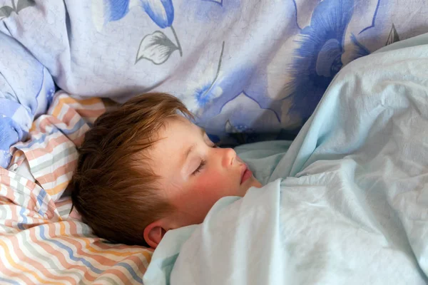 Close-up portret van een serene slapende jongetje — Stockfoto