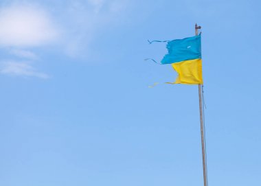 Ukrayna bayrağı mavi gökyüzü karşı zarar