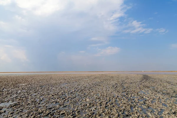Argilla in pianura piana, steppa, sale, lago salato, calore e cielo — Foto Stock