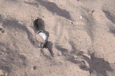 Saati yarım plajda kuma gömülü olduğunu.