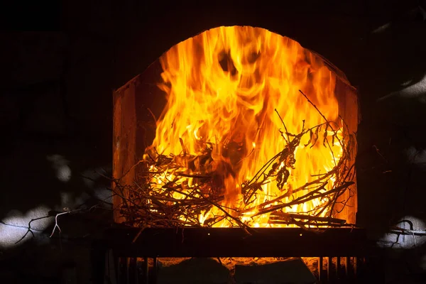 A bright and hot flame in the opening of the fireplace. — Stock Photo, Image