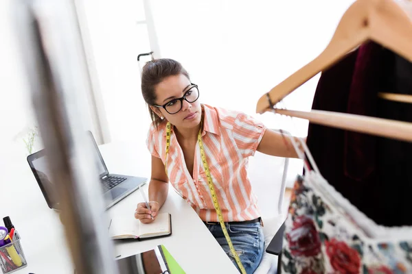 Belle jeune femme travaillant dans un studio de designer . — Photo