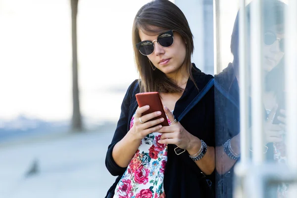 Mulher bonita usando seu telefone celular na rua . — Fotografia de Stock