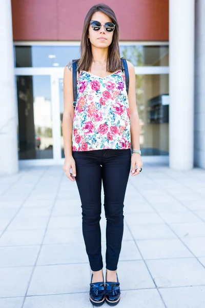 Mooie jonge vrouw poseren in de straat. — Stockfoto