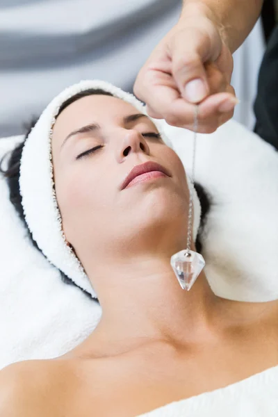 Beautiful young woman receiving gemstone therapy in spa. — Stock Photo, Image