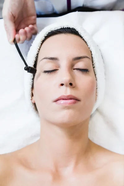 Beautiful young woman receiving antiaging treatment in spa. — Stock Photo, Image