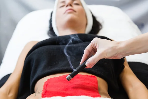 Beautiful young woman receiving alternative therapy in spa. — Stock Photo, Image