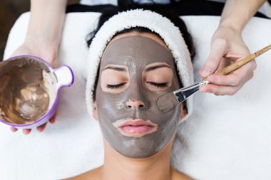 Kil maskesi güzellik Spa ile güzel genç kadın. Detoks