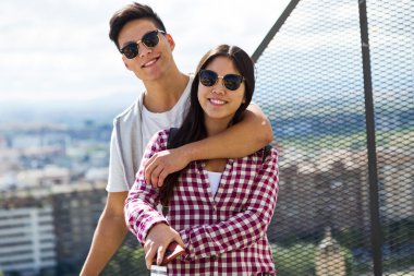 Şehir görünümleri bakarak mutlu genç Çift.