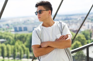 Sokağın ortasında poz yakışıklı genç.