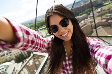 Sokakta cep telefonu kullanan güzel genç kadın.