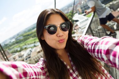 Sokakta cep telefonu kullanan güzel genç kadın.