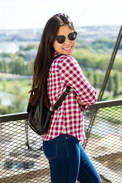 Belle jeune femme regardant la caméra dans la rue . — Photo