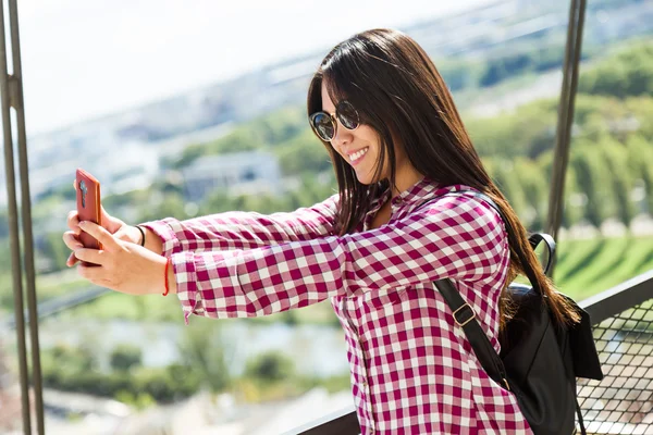 Belle jeune femme utilisant son téléphone portable dans la rue . — Photo