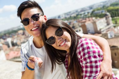 Cep telefonuyla şehirde mutlu genç Çift.