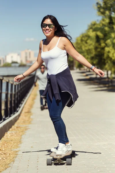 Junges Paar skateboardet auf der Straße. — Stockfoto