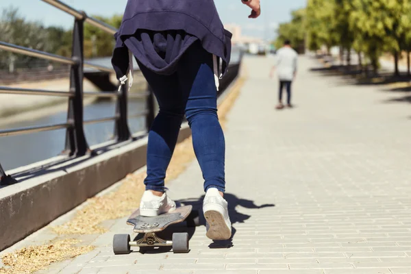 Młoda para skateboardingu na ulicy. — Zdjęcie stockowe