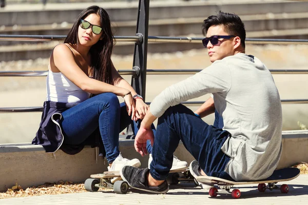 Junges Paar skateboardet auf der Straße. — Stockfoto