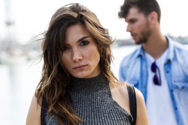 Sokağın ortasında poz moda genç Çift.