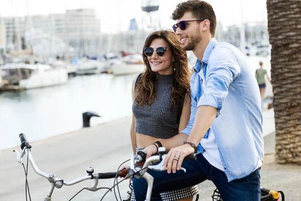 Feliz jovem casal de ciclismo na cidade . — Fotografia de Stock