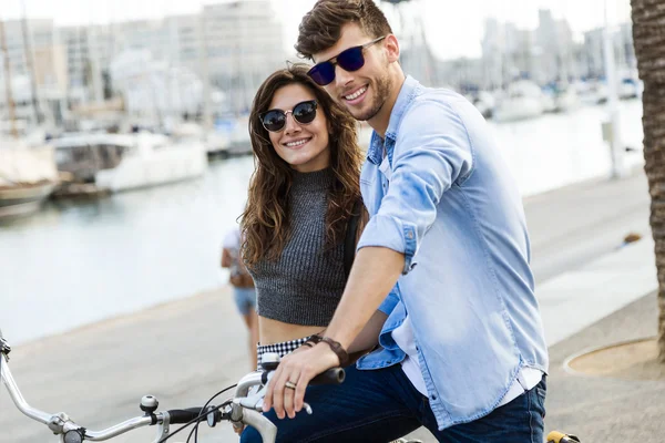 Счастливая молодая пара на велосипеде в городе . — стоковое фото