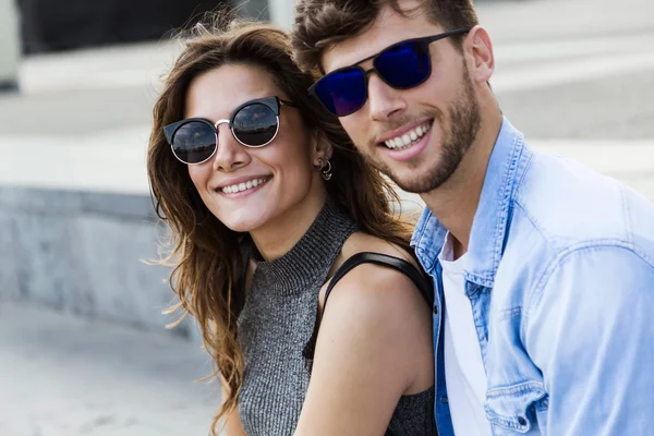 Feliz joven pareja enamorada en la ciudad. — Foto de Stock