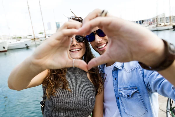 Jovem casal feliz apaixonado na cidade. — Fotografia de Stock