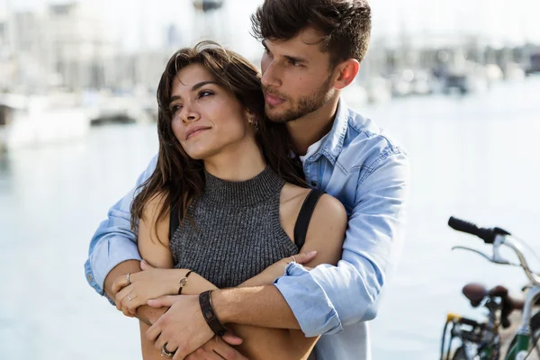 Happy young couple in love in the city. — Stock Photo, Image