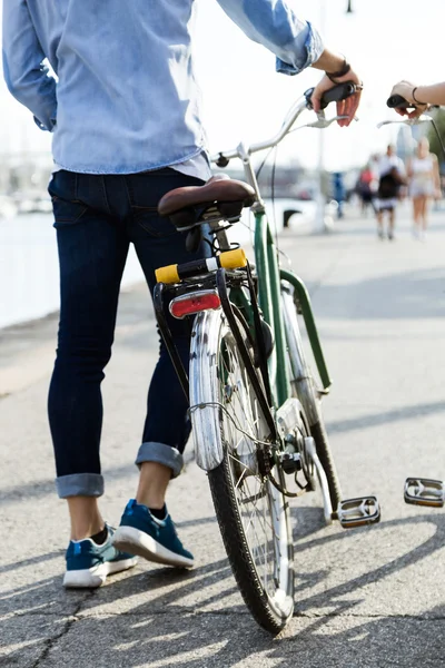 Bello giovane in bicicletta in città . — Foto Stock