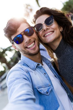 Mutlu genç çift sokakta istimal hareket eden telefon.