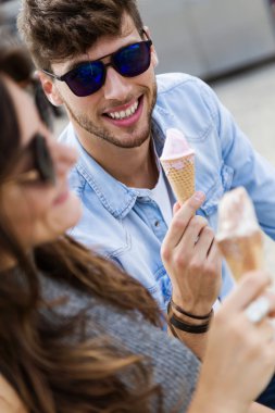 Sokakta yemek dondurma mutlu genç Çift.