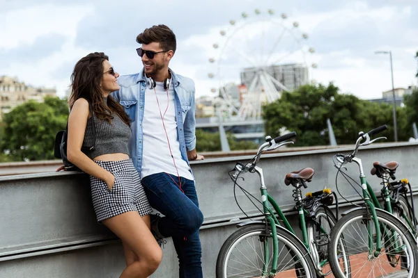 Jovem casal feliz apaixonado na cidade. — Fotografia de Stock