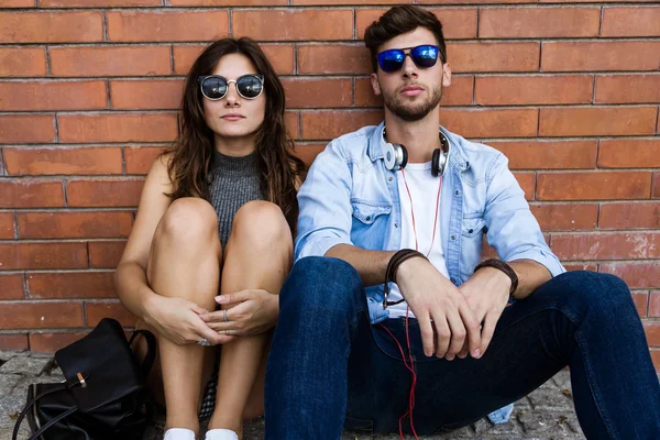 Fashion young couple posing in the street. — Stock Photo, Image