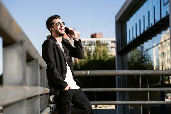 Yakışıklı genç adam sokakta cep telefonunu kullanma.