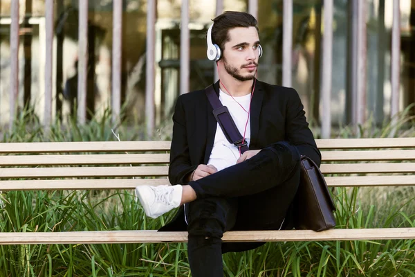 ハンサムな若い男、ストリートで音楽を聴く. — ストック写真
