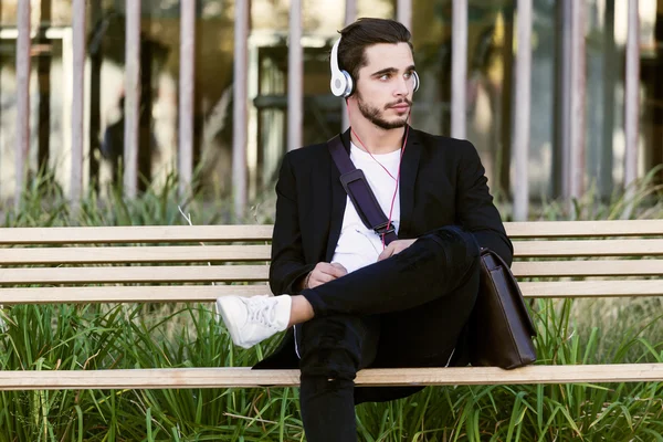 Jovem bonito ouvindo música na rua . — Fotografia de Stock