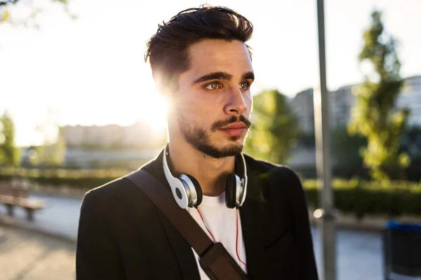 Bonito jovem posando na rua . — Fotografia de Stock