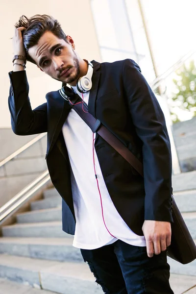 Bonito jovem posando na rua . — Fotografia de Stock