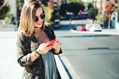 Sokakta cep telefonu kullanan güzel genç kadın.