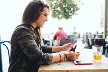 Güzel genç kadın onun dijital tablet kafede kullanma.