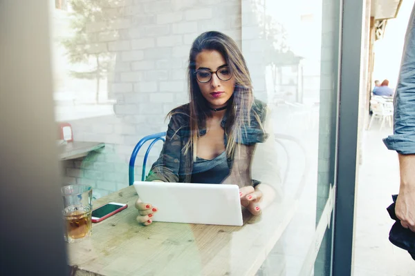 Vacker ung kvinna med hennes digital tablet i café. — Stockfoto