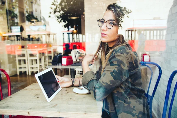 Vacker ung kvinna med hennes digital tablet i café. — Stockfoto