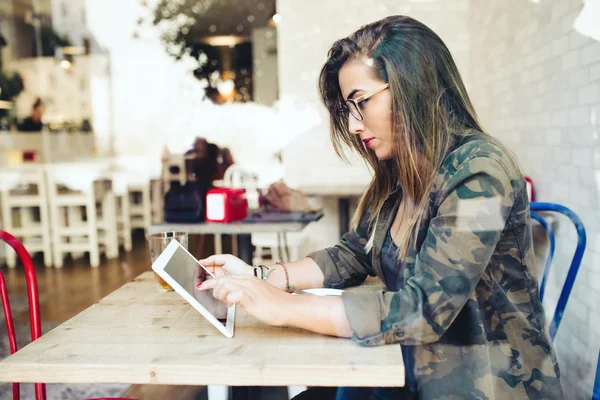 Mulher bonita usando seu tablet digital no café . — Fotografia de Stock