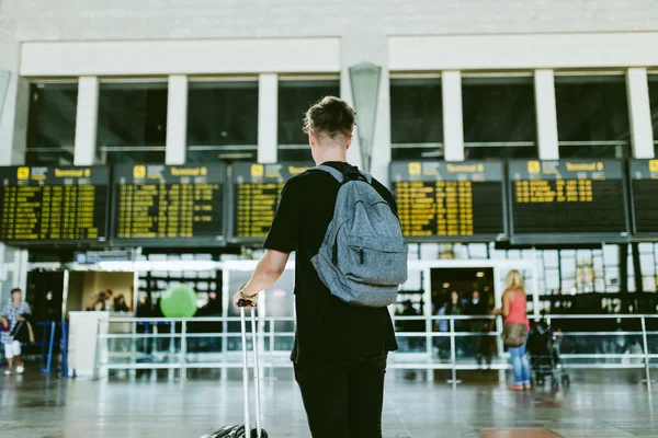 Bonito jovem caminhando no aeroporto . — Fotografia de Stock