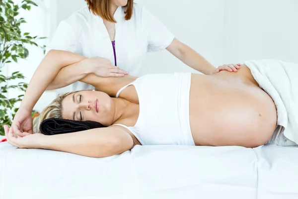 Piękna kobieta w ciąży po masażu w spa. — Zdjęcie stockowe